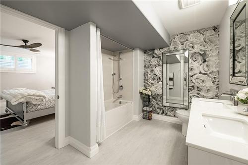 11 Ellington Place, Brantford, ON - Indoor Photo Showing Bathroom