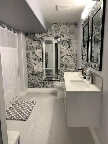 11 Ellington Place, Brantford, ON - Indoor Photo Showing Bathroom