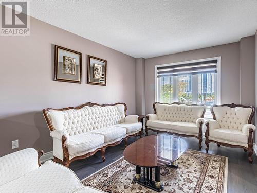 5020 Fairwind Drive, Mississauga, ON - Indoor Photo Showing Living Room