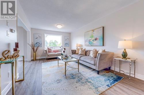 7403 Magistrate Terrace, Mississauga, ON - Indoor Photo Showing Living Room