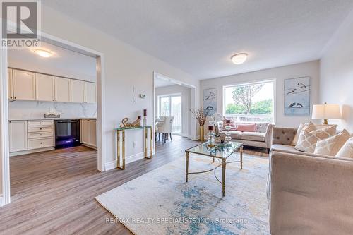 7403 Magistrate Terrace, Mississauga, ON - Indoor Photo Showing Living Room