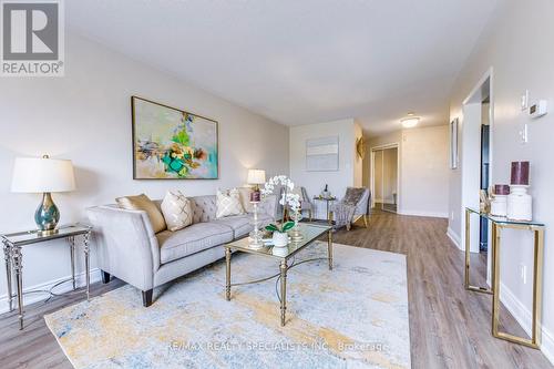 7403 Magistrate Terrace, Mississauga, ON - Indoor Photo Showing Living Room