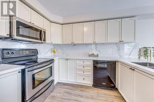 7403 Magistrate Terrace, Mississauga, ON - Indoor Photo Showing Kitchen