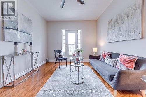 7403 Magistrate Terrace, Mississauga, ON - Indoor Photo Showing Living Room