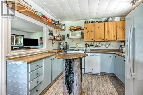 322 Cosby Subdivision Road, Mindemoya, ON - Indoor Photo Showing Kitchen