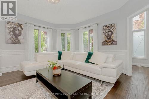 33 Strathroy Crescent, Hamilton, ON - Indoor Photo Showing Living Room