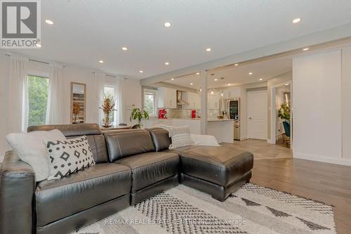 33 Strathroy Crescent, Hamilton, ON - Indoor Photo Showing Living Room