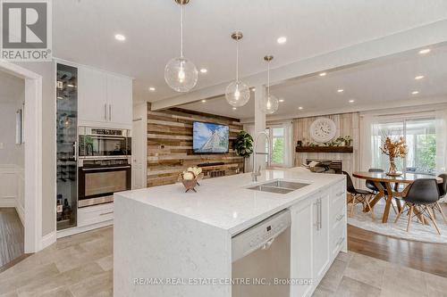 33 Strathroy Crescent, Hamilton, ON - Indoor Photo Showing Kitchen With Double Sink With Upgraded Kitchen