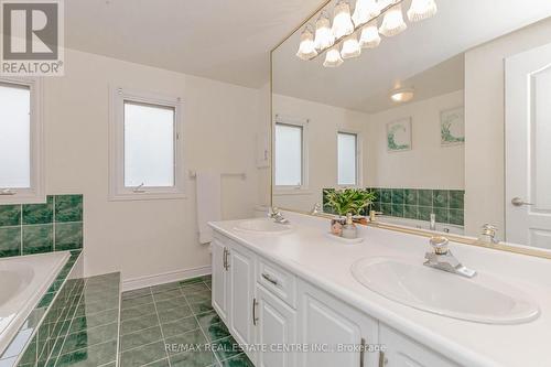 33 Strathroy Crescent, Hamilton, ON - Indoor Photo Showing Bathroom