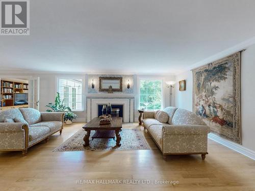 109 Highland Lane, Richmond Hill, ON - Indoor Photo Showing Living Room With Fireplace