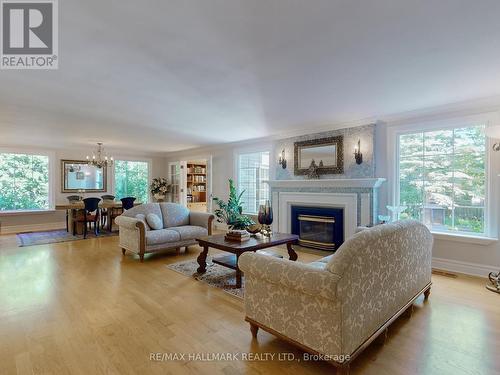 109 Highland Lane, Richmond Hill (Mill Pond), ON - Indoor Photo Showing Living Room With Fireplace