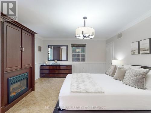 109 Highland Lane, Richmond Hill (Mill Pond), ON - Indoor Photo Showing Bedroom With Fireplace