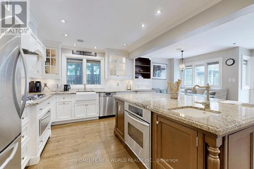 33 Beatty Crescent S, Aurora, ON - Indoor Photo Showing Kitchen With Upgraded Kitchen