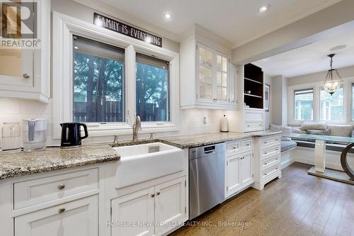 33 Beatty Crescent S, Aurora, ON - Indoor Photo Showing Kitchen With Upgraded Kitchen