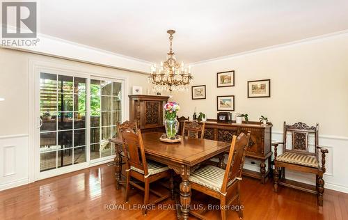 896 Park Avenue W, Burlington, ON - Indoor Photo Showing Living Room