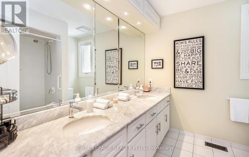 896 Park Avenue W, Burlington, ON - Indoor Photo Showing Bathroom