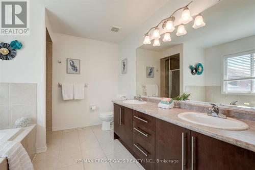 75 Lewis Honey Drive, Aurora, ON - Indoor Photo Showing Bathroom