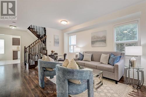 75 Lewis Honey Drive, Aurora, ON - Indoor Photo Showing Living Room