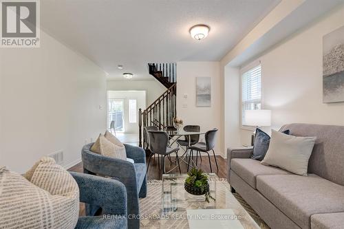 75 Lewis Honey Drive, Aurora, ON - Indoor Photo Showing Living Room