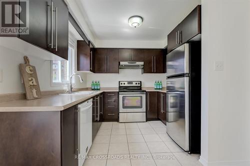 75 Lewis Honey Drive, Aurora, ON - Indoor Photo Showing Kitchen