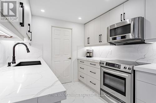 806 - 100 Observatory Lane, Richmond Hill, ON - Indoor Photo Showing Kitchen With Upgraded Kitchen