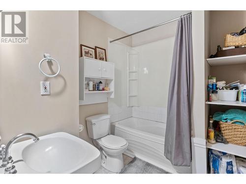 853 Wilson Avenue, Kelowna, BC - Indoor Photo Showing Bathroom