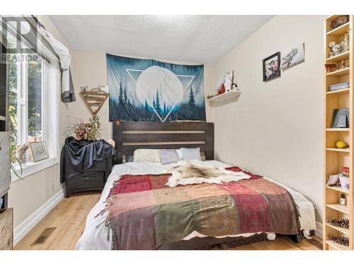 853 Wilson Avenue, Kelowna, BC - Indoor Photo Showing Bedroom