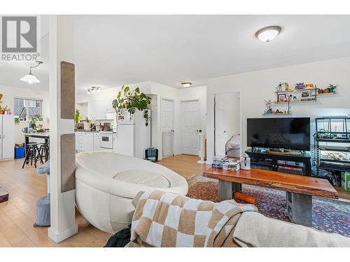 853 Wilson Avenue, Kelowna, BC - Indoor Photo Showing Living Room