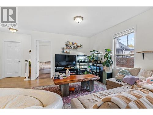 853 Wilson Avenue, Kelowna, BC - Indoor Photo Showing Living Room