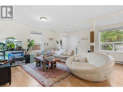 853 Wilson Avenue, Kelowna, BC - Indoor Photo Showing Living Room