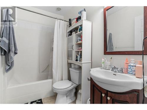 853 Wilson Avenue, Kelowna, BC - Indoor Photo Showing Bathroom