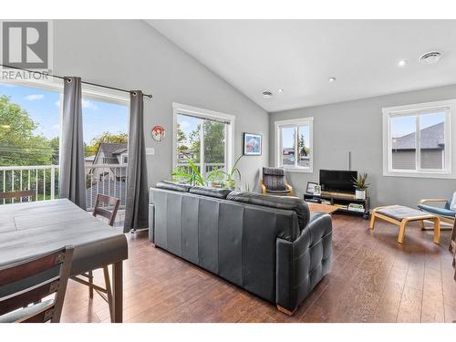 853 Wilson Avenue, Kelowna, BC - Indoor Photo Showing Living Room