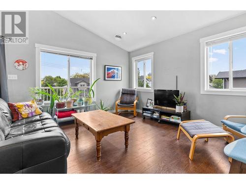 853 Wilson Avenue, Kelowna, BC - Indoor Photo Showing Living Room