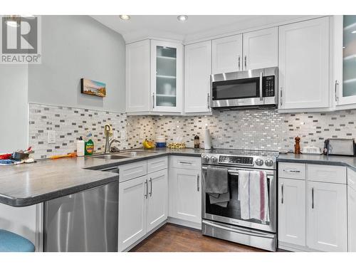 853 Wilson Avenue, Kelowna, BC - Indoor Photo Showing Kitchen With Double Sink With Upgraded Kitchen