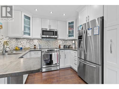 853 Wilson Avenue, Kelowna, BC - Indoor Photo Showing Kitchen With Double Sink With Upgraded Kitchen