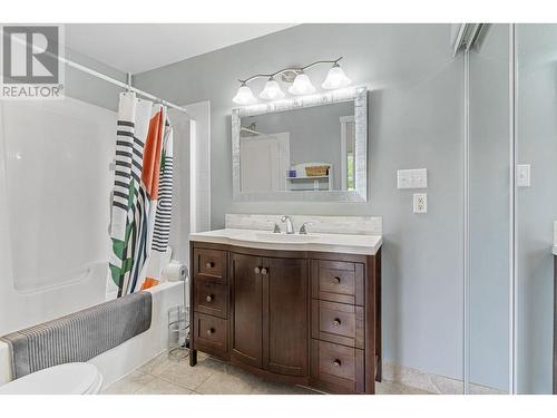 853 Wilson Avenue, Kelowna, BC - Indoor Photo Showing Bathroom