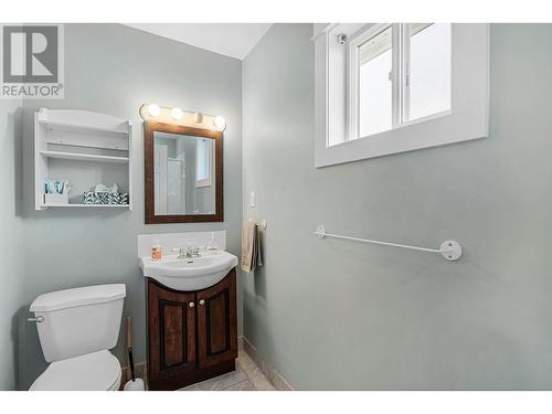 853 Wilson Avenue, Kelowna, BC - Indoor Photo Showing Bathroom