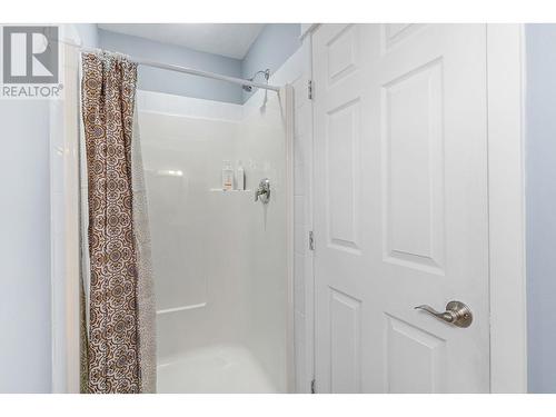 853 Wilson Avenue, Kelowna, BC - Indoor Photo Showing Bathroom