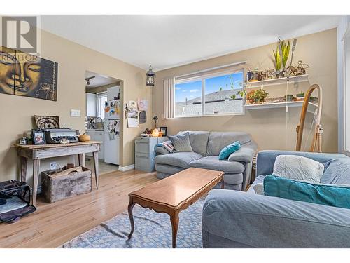 853 Wilson Avenue, Kelowna, BC - Indoor Photo Showing Living Room