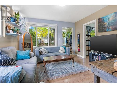 853 Wilson Avenue, Kelowna, BC - Indoor Photo Showing Living Room