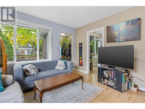 853 Wilson Avenue, Kelowna, BC - Indoor Photo Showing Living Room