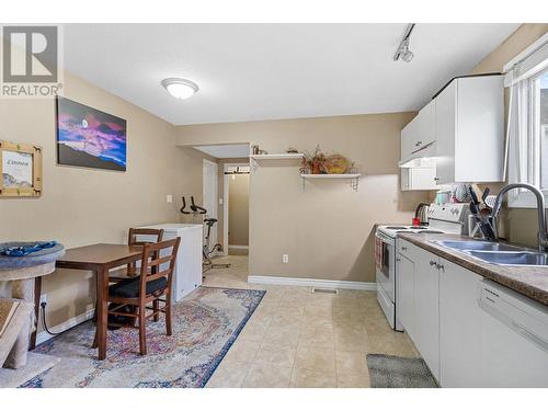 853 Wilson Avenue, Kelowna, BC - Indoor Photo Showing Kitchen With Double Sink