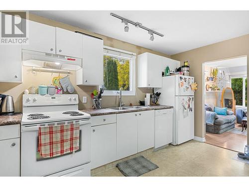 853 Wilson Avenue, Kelowna, BC - Indoor Photo Showing Kitchen With Double Sink