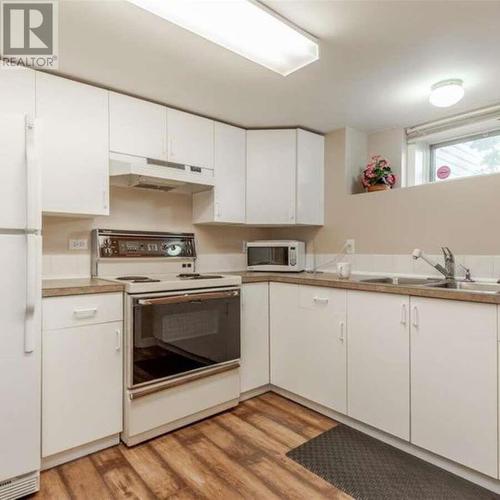 800 Montigny Road, West Kelowna, BC - Indoor Photo Showing Kitchen With Double Sink