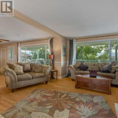 800 Montigny Road, West Kelowna, BC - Indoor Photo Showing Living Room