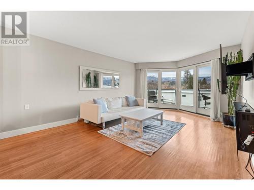 4058 Lakeshore Road Unit# 401, Kelowna, BC - Indoor Photo Showing Living Room