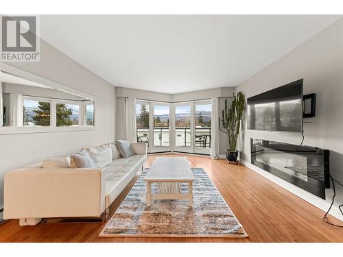 4058 Lakeshore Road Unit# 401, Kelowna, BC - Indoor Photo Showing Living Room With Fireplace