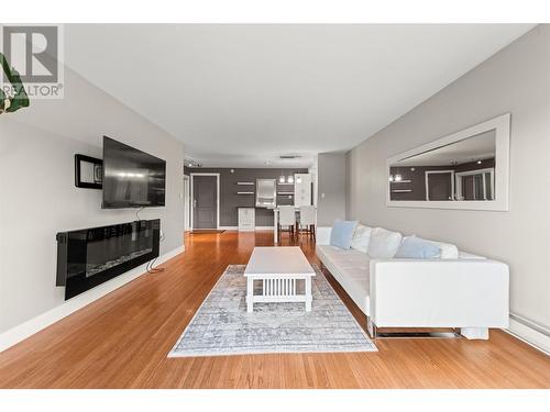 4058 Lakeshore Road Unit# 401, Kelowna, BC - Indoor Photo Showing Living Room With Fireplace