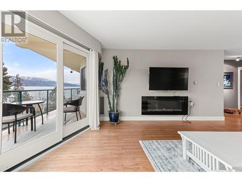 4058 Lakeshore Road Unit# 401, Kelowna, BC - Indoor Photo Showing Living Room With Fireplace