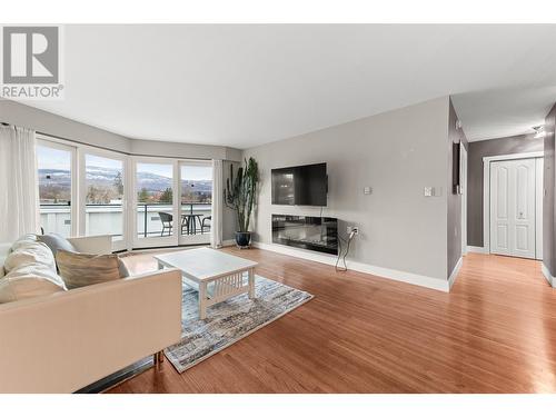 4058 Lakeshore Road Unit# 401, Kelowna, BC - Indoor Photo Showing Living Room With Fireplace